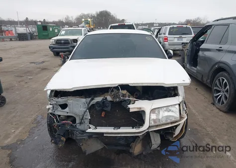 2001 Ford Crown Victoria Police Interceptor z USA, uszkodzony, nr VIN 2FAFP71W61X168414